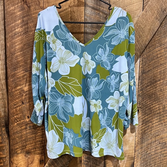 2/$15 Venezia Knit Top 3/4 Sleeve V Neck & Back Floral print - Picture 4 of 4
